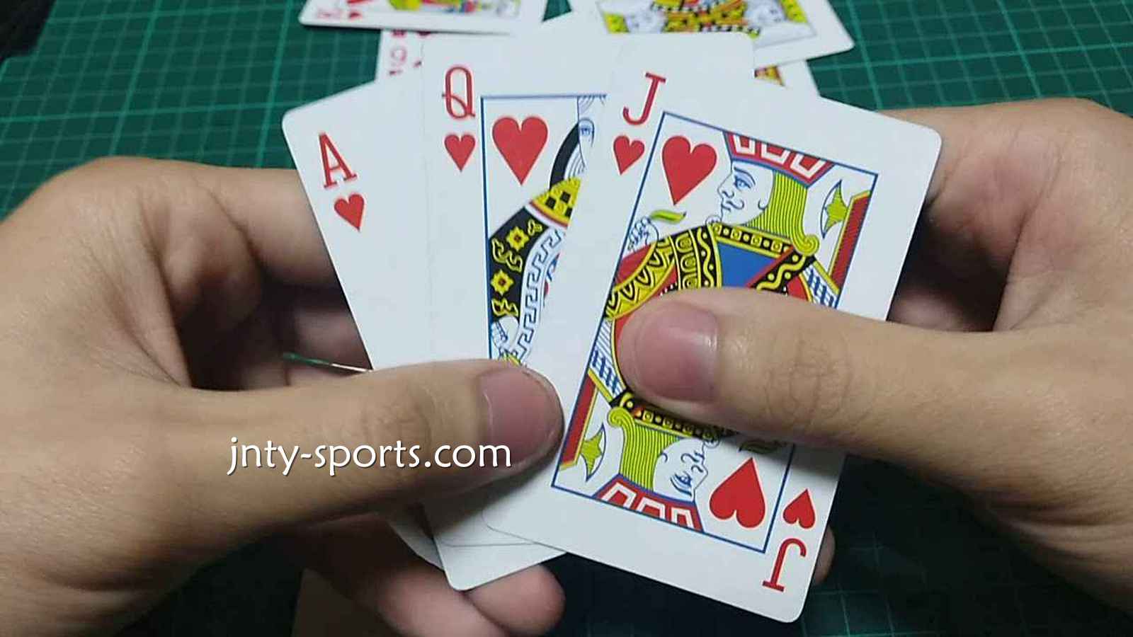 在赢点体育快速玩起棋牌游戏《越南扑克》经典比大小